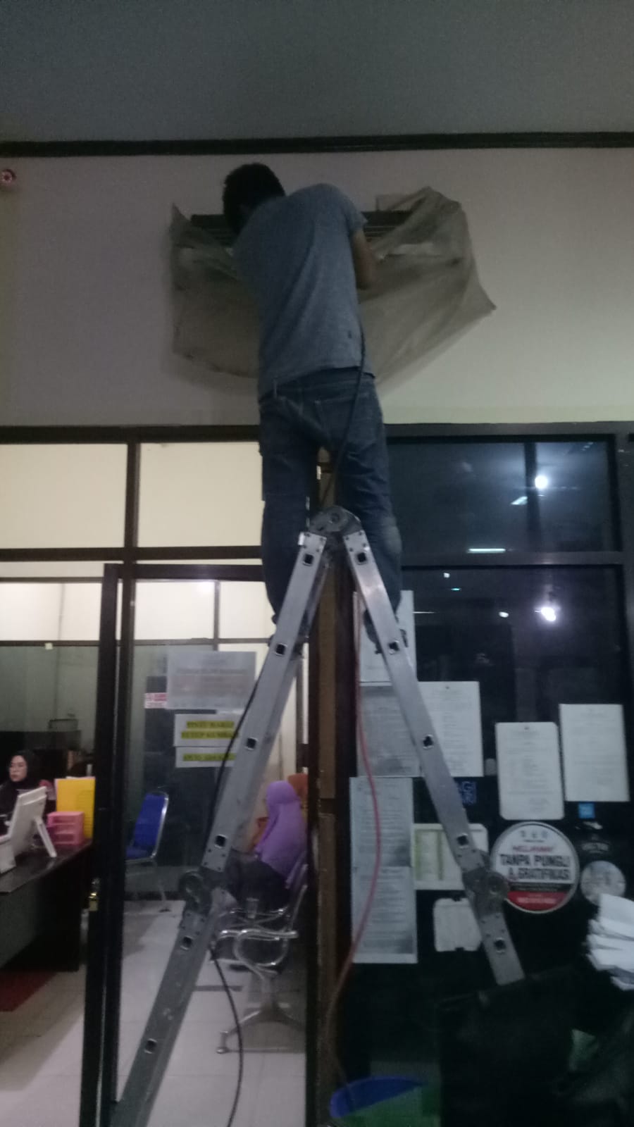 Proses pencucian unit indoor AC di Makassar