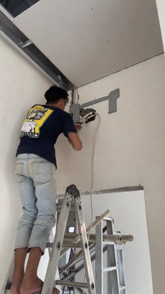 pemasangan indoor bracket ac