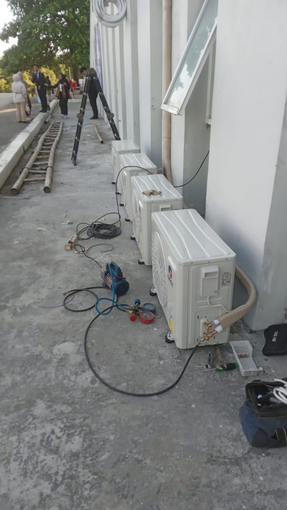 Unit outdoor AC dan peralatan kerja dalam dokumentasi Celebes Fix