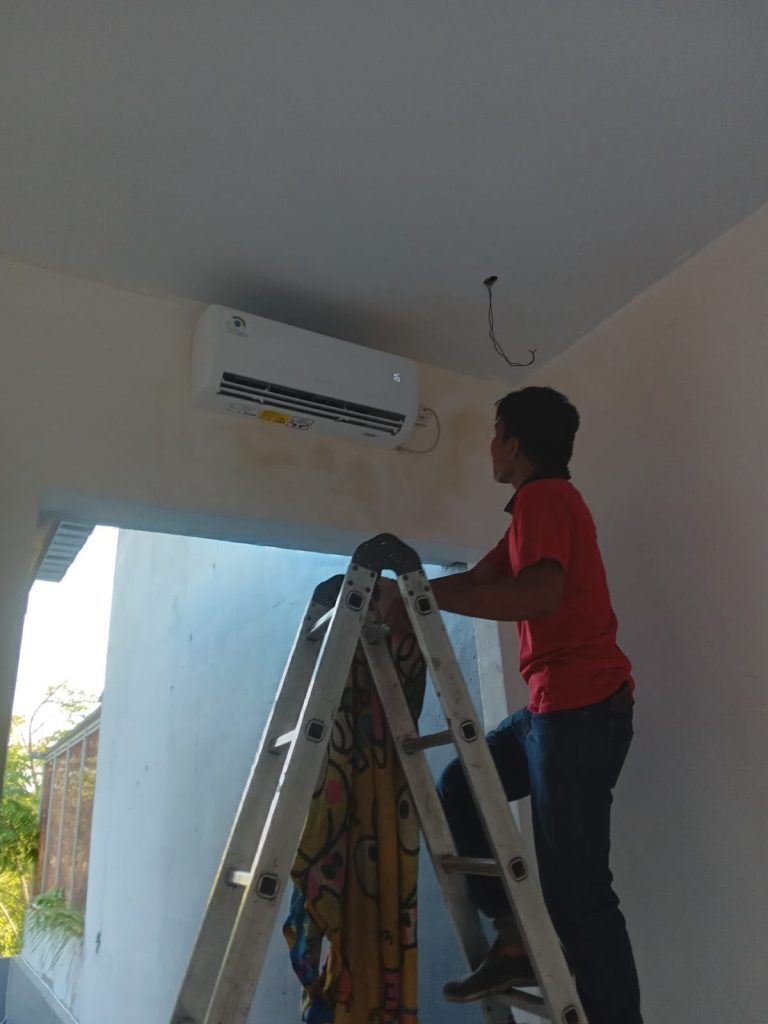 Teknisi menangani unit AC indoor dalam dokumentasi Celebes Fix
